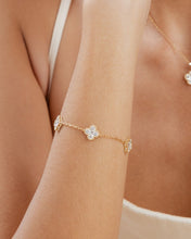 Load image into Gallery viewer, Signature 5 Motif Clover Bracelet