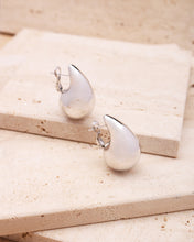 Load image into Gallery viewer, Waterdrop Earrings in White Gold
