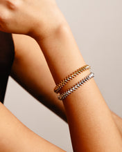 Load image into Gallery viewer, Chiara Bangle in Yellow Gold
